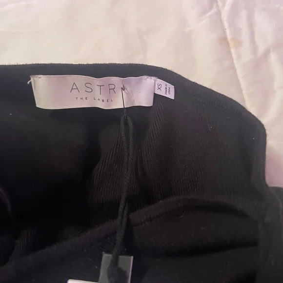 ASTR The Label Black Long Sleeve One Shoulder Ribbed Crop  Top - Picture 4 of 7